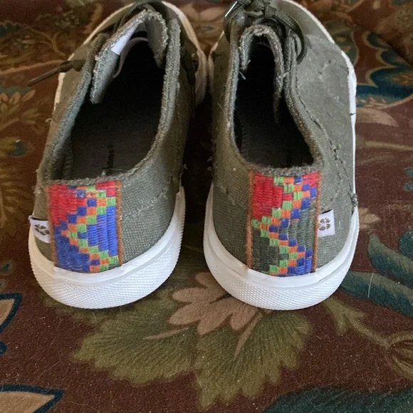 Tommy Bahama Distressed Sneakers - Picture 5 of 16